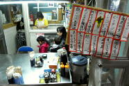 栄町市場の便利屋さんは夕方から開店　焼餃子をいただきました